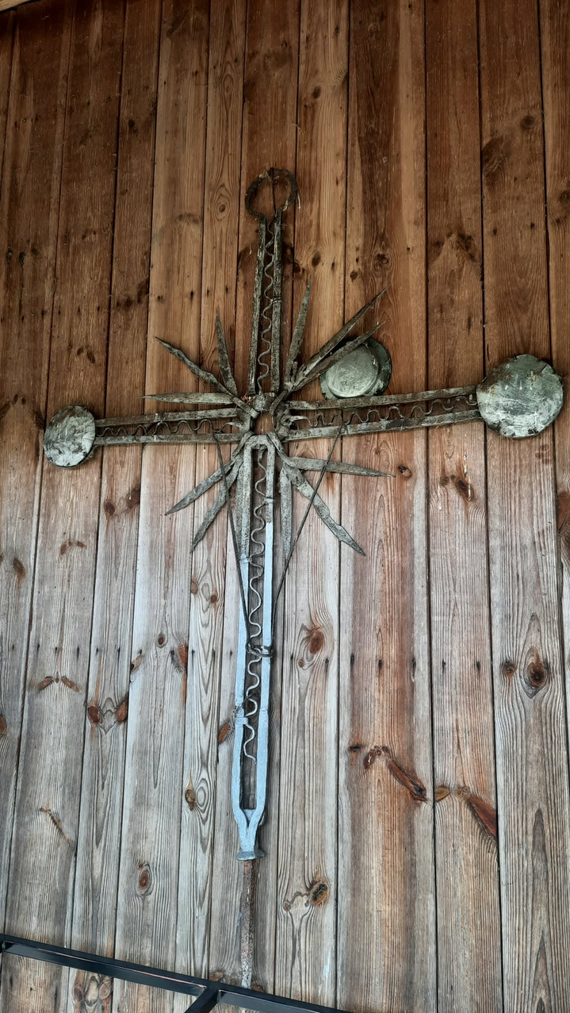 Давній хрест зі шпиля церкви стоїть збоку