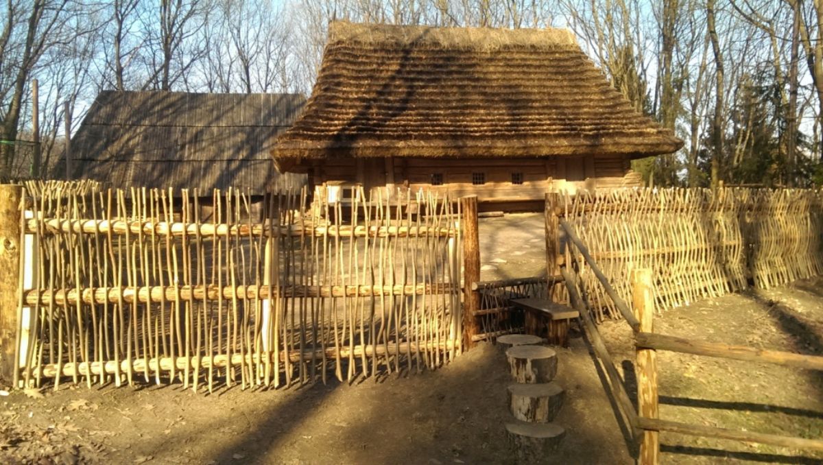 У львівському скансені відкрили відреставровану господарську будівлю бойків
