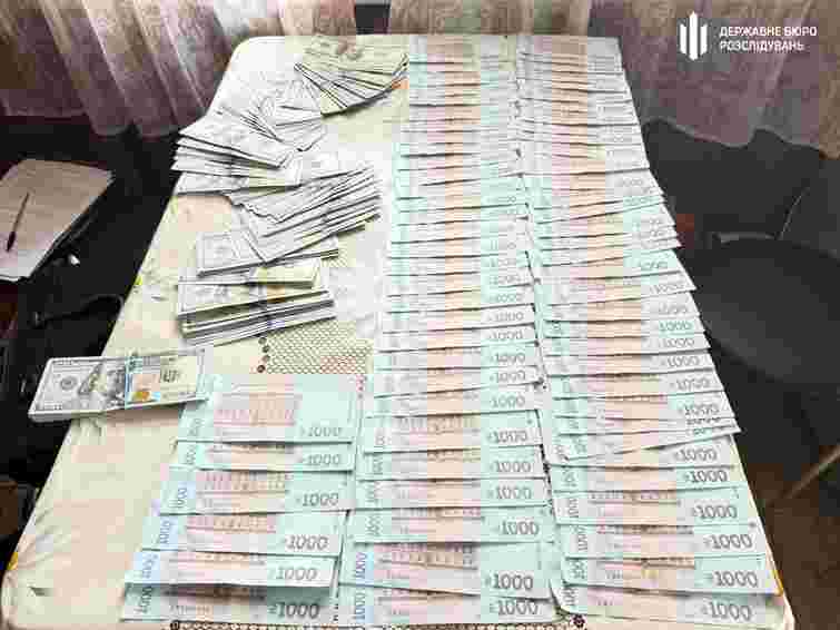 На Вінниччині викрили посадовця ТЦК, який за 3 тис. доларів знімав ухилянтів з розшуку