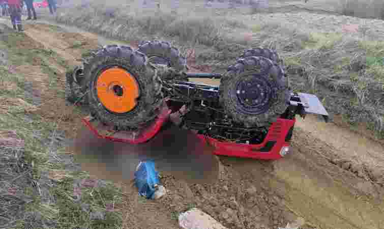 Трактор перекинувся та на смерть придавив водія в селі на Буковині