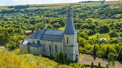 Оборонний костел XV ст. на Поділлі, відновлений з руїн