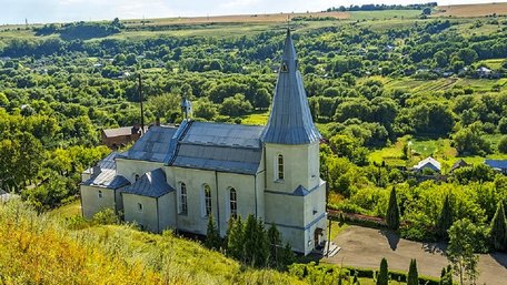 Оборонний костел XV ст. на Поділлі, відновлений з руїн