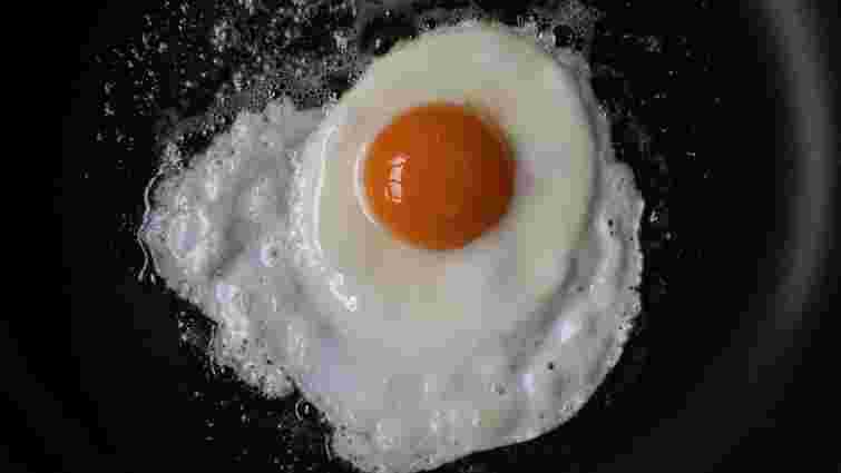 Не треба навіть краплі олії: як приготувати яєчню на воді