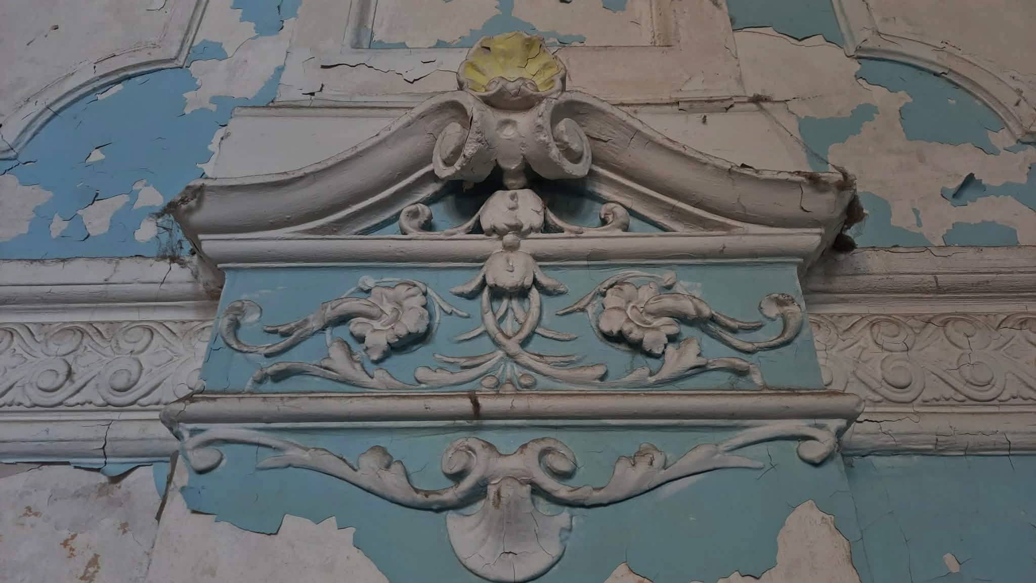 Вціліла ліпнина