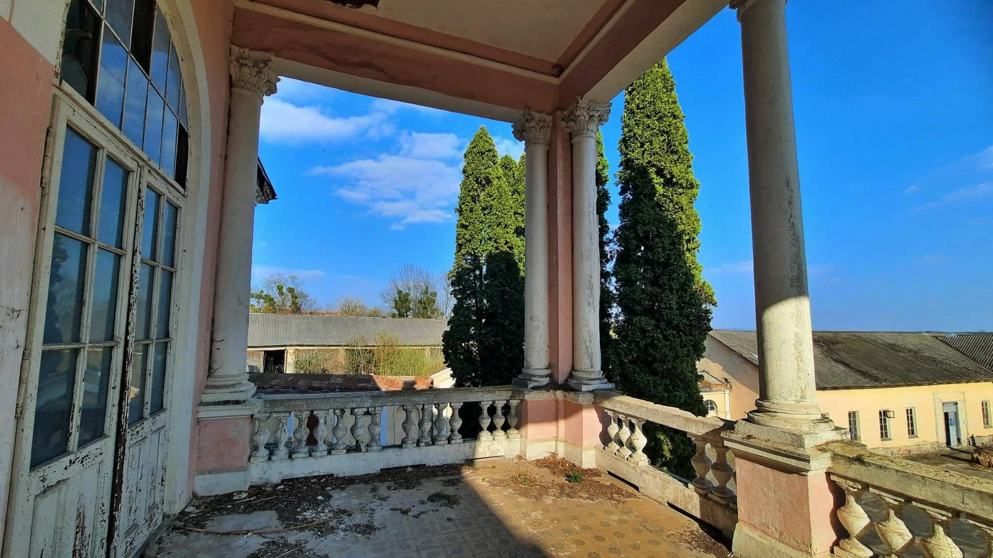 Балкон з колонами