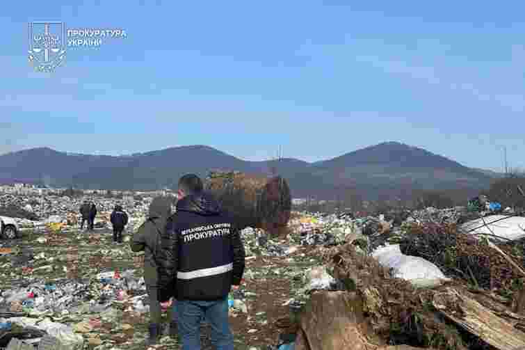 Керівник комунального підприємства організував незаконне сміттєзвалище у Сваляві