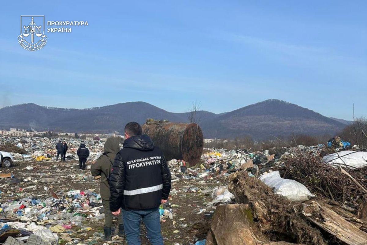 Керівник комунального підприємства організував незаконне сміттєзвалище у Сваляві