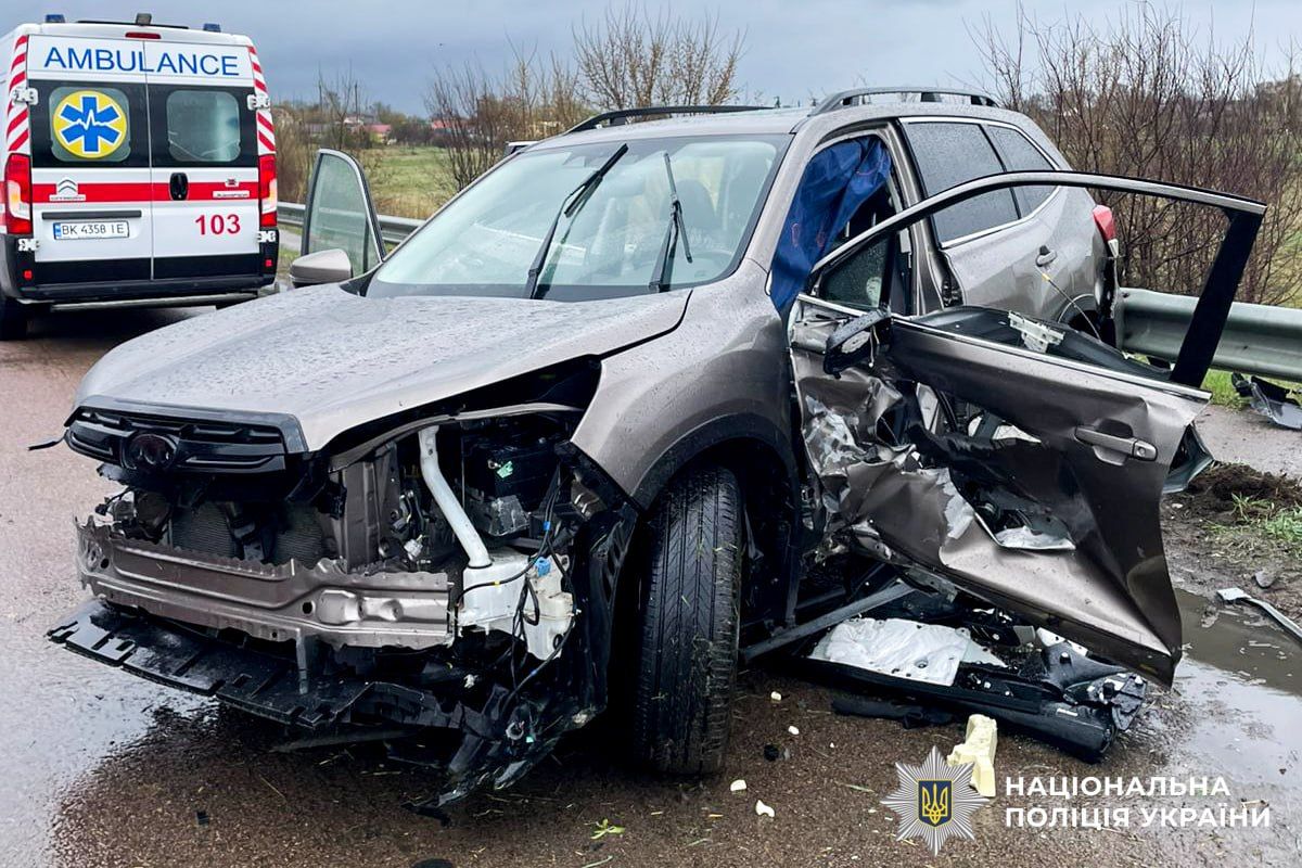Унаслідок зіткнення з відбійником на Рівненщині загинув водій Subaru