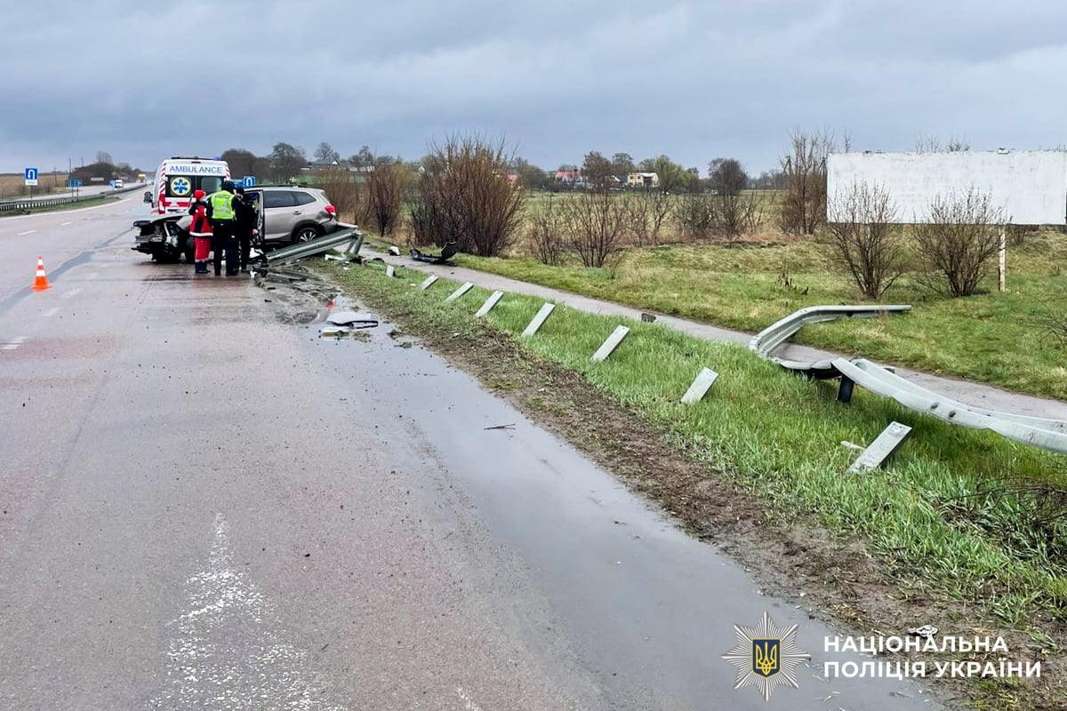 Водій кросовера зніс відбійник на Рівненщині та загинув (фото поліції)