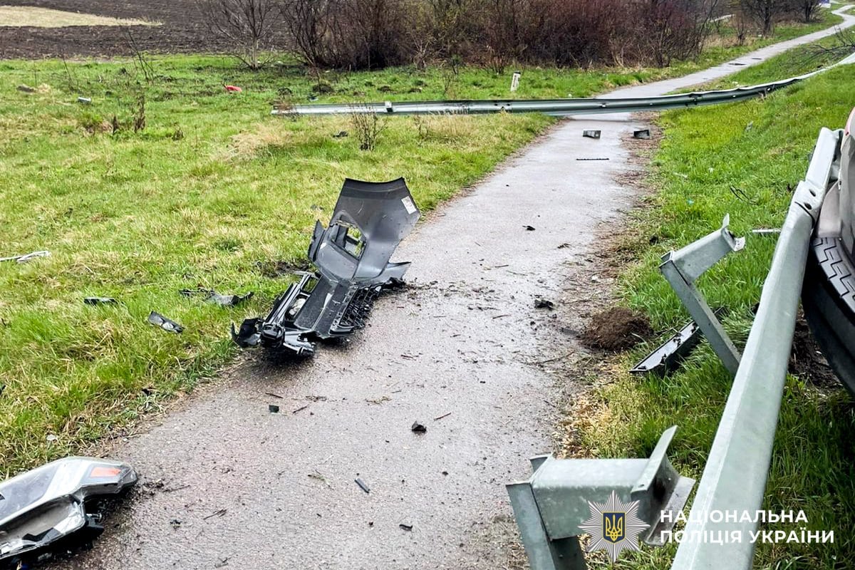 Водій кросовера зніс відбійник на Рівненщині та загинув (фото поліції)