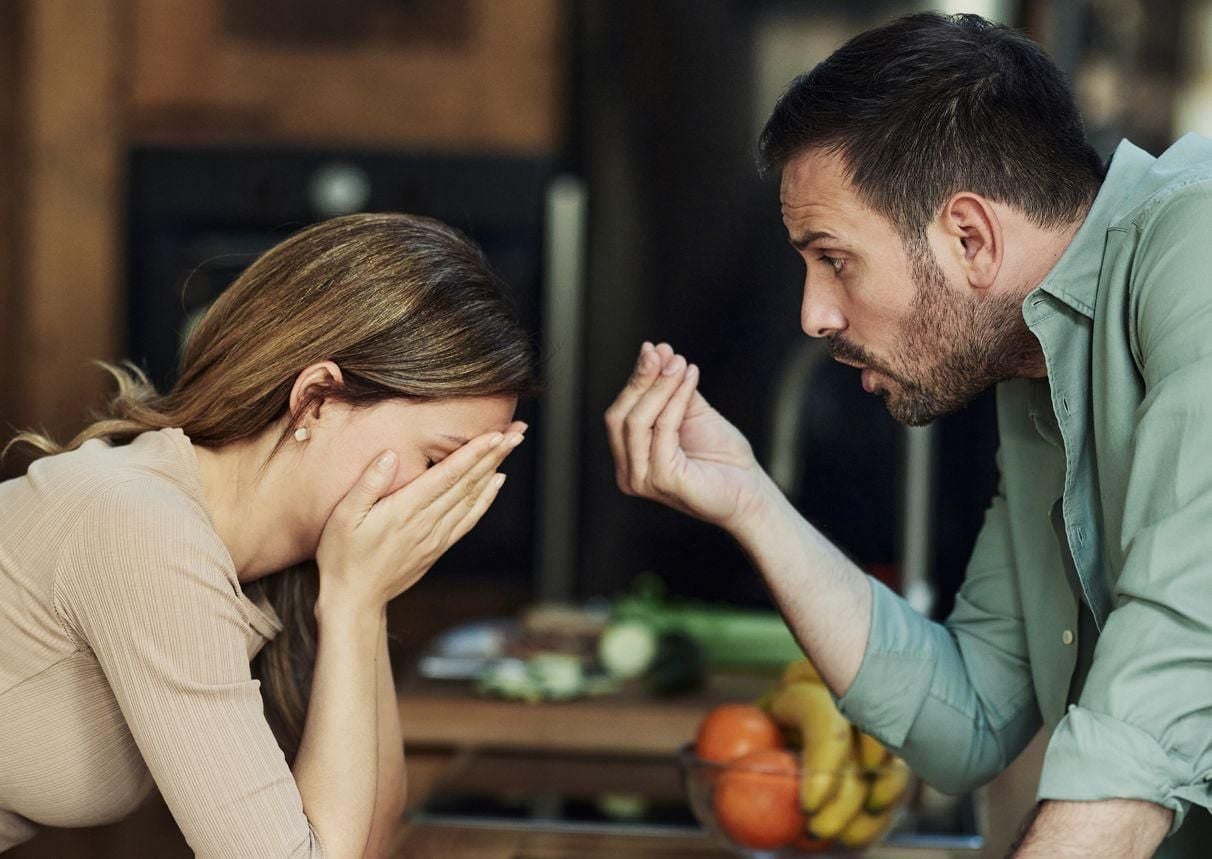 Коли бракує прийняття, людина може шукати його у складних стосунках. Фото Freepik