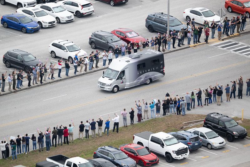 Люди зустрічають астробус з астронавтами місії Артеміда II перед її запуском у Флориді, США (фото NASA/Flickr)