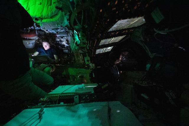 Крістіна Кох під час польоту на Місяць, освітлена екраном в темряві Оріону (фото NASA)