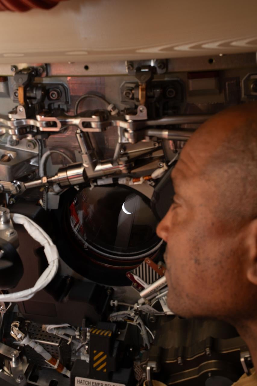 Астронавт Віктор Гловер і відображення Землі в ілюмінаторі Оріону (фото NASA)