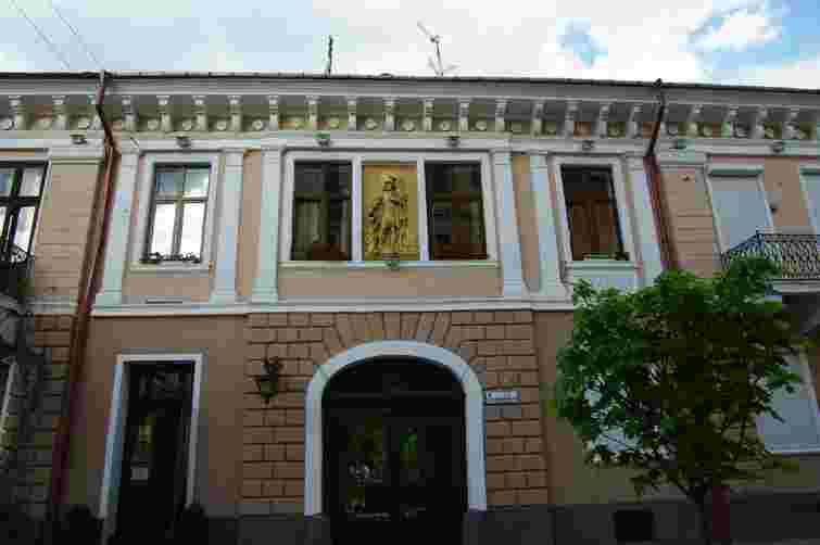Суд зобов'язав укласти охоронні договори на будинок зі святим Флоріаном у Чернівцях
