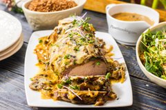 Запечена свинина з сиром та грибами: рецепт до великоднього столу