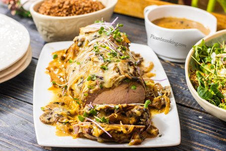 Запечена свинина з сиром та грибами: рецепт до великоднього столу