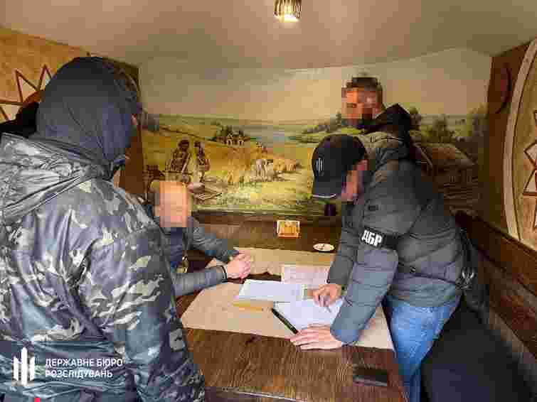 Посадовця «Укрзалізниці» затримали на хабарі у 100 тис. доларів 