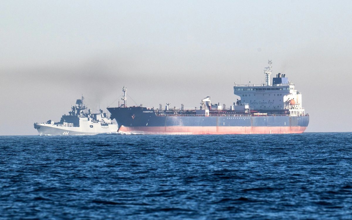 Російський фрегат супроводив танкери тіньового флоту у водах Великої Британії