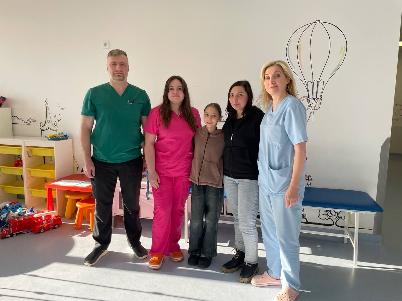 Даринка з лікарями, які її оперували