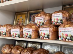 У церкві на Закарпатті роздавали паски з листівками від народного депутата