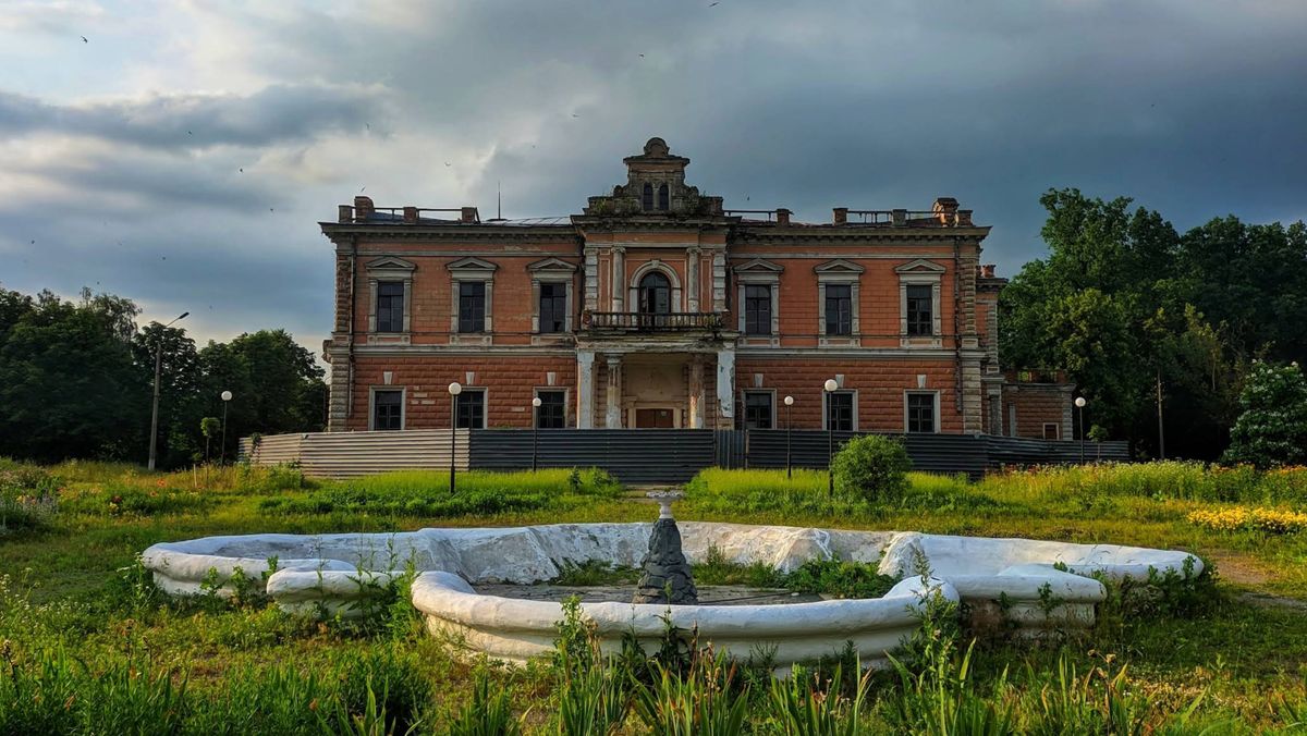 Росіяни знищили палац Харитоненків XIX ст. на Сумщині