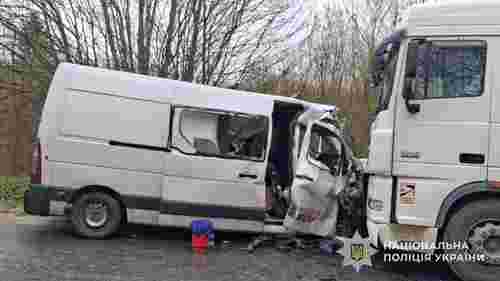 Внаслідок лобового зіткнення вантажівки та буса на Львівщині шпиталізували трьох людей