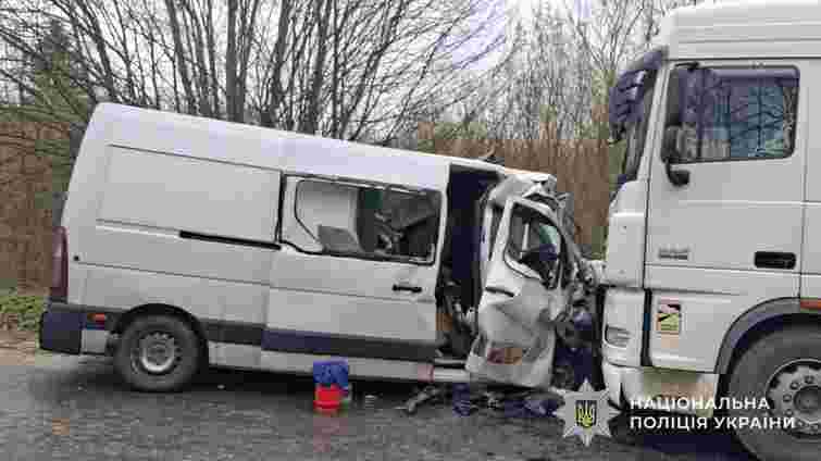 Внаслідок лобового зіткнення вантажівки та буса на Львівщині шпиталізували трьох людей