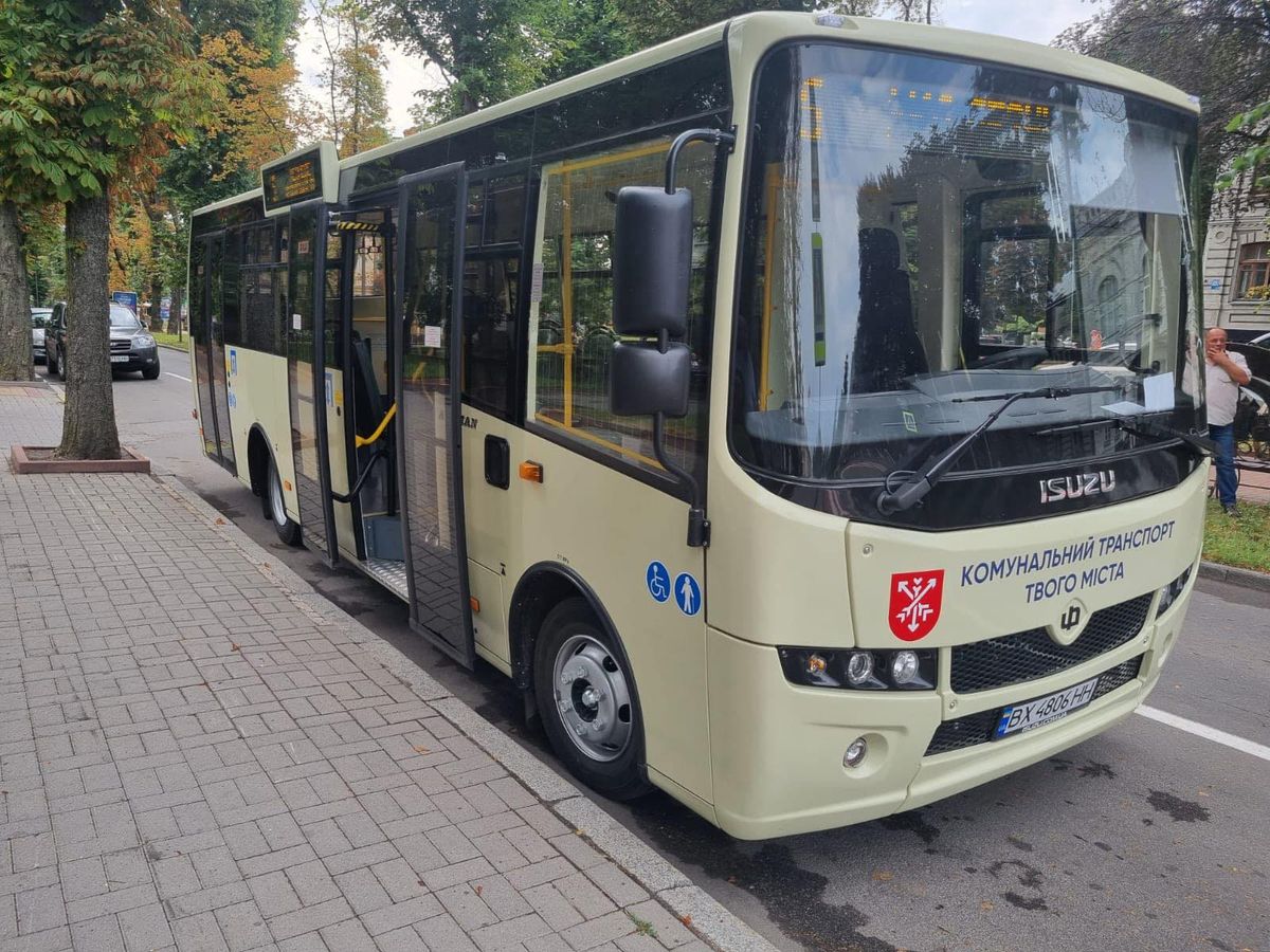  У поминальні дні в Хмельницькому збільшать кількість транспорту до кладовищ