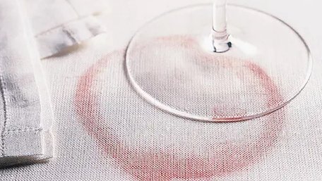 Є доступний метод: як відчистити білу скатертину від старих плям