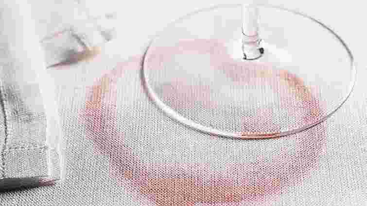 Є доступний метод: як відчистити білу скатертину від старих плям