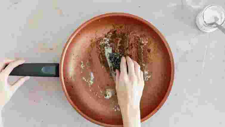 Найпоширеніша проблема на кухні, яку легко виправити: як почистити сковорідку від нагару