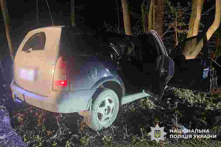 Водій автомобіля Opel загинув унаслідок зіткнення з деревом на Хмельниччині