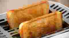 Воду використовувати не можна: як почистити тостер від нагару