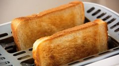 Воду використовувати не можна: як почистити тостер від нагару