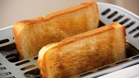 Воду використовувати не можна: як почистити тостер від нагару