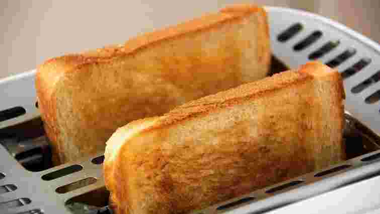 Воду використовувати не можна: як почистити тостер від нагару