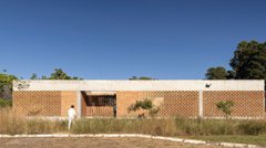 Без жодного вікна, але з природним світлом: як виглядає інноваційний будинок у Бразилії