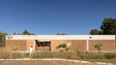 Без жодного вікна, але з природним світлом: як виглядає інноваційний будинок у Бразилії