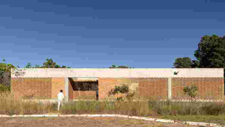 Без жодного вікна, але з природним світлом: як виглядає інноваційний будинок у Бразилії