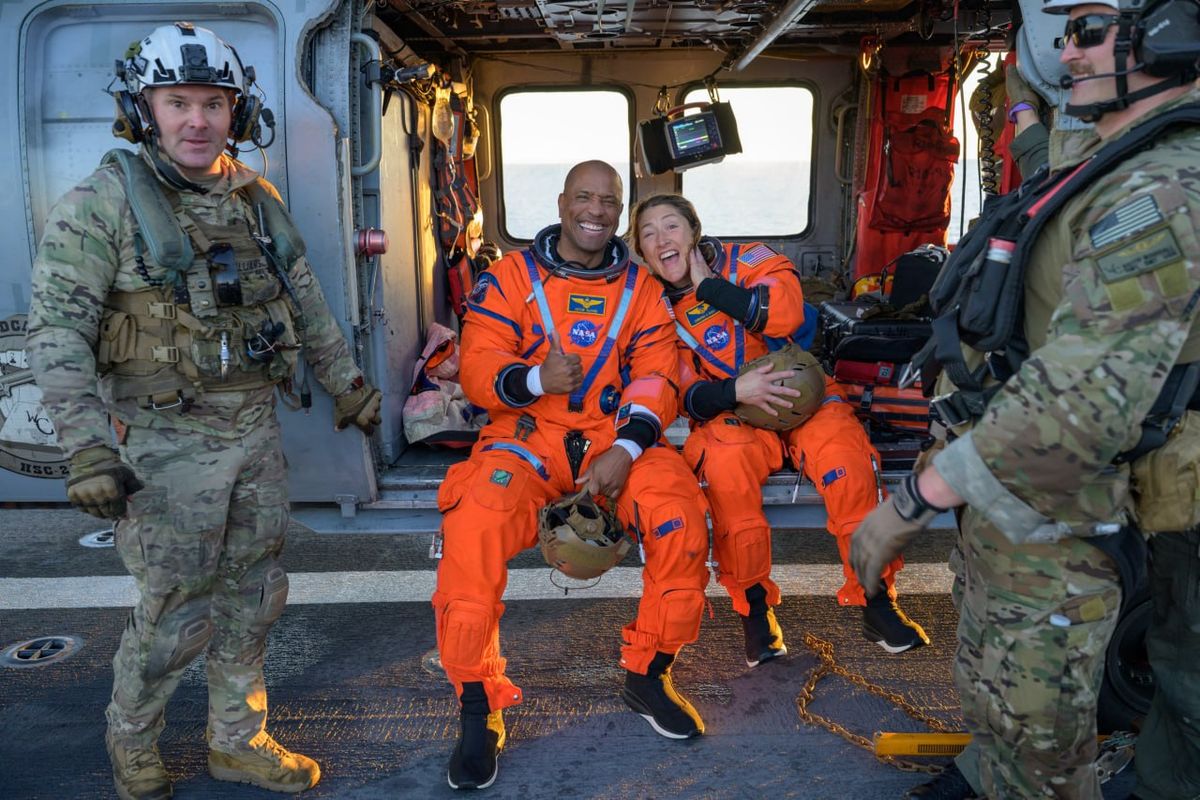 Астронавти місячної місії NASA успішно повернулися на Землю 