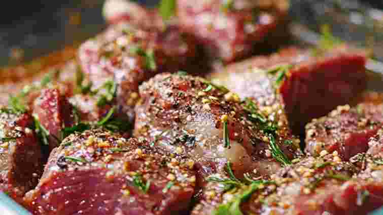 Чим довше, тим краще: як правильно маринувати шашлик, щоб вийшов соковитий