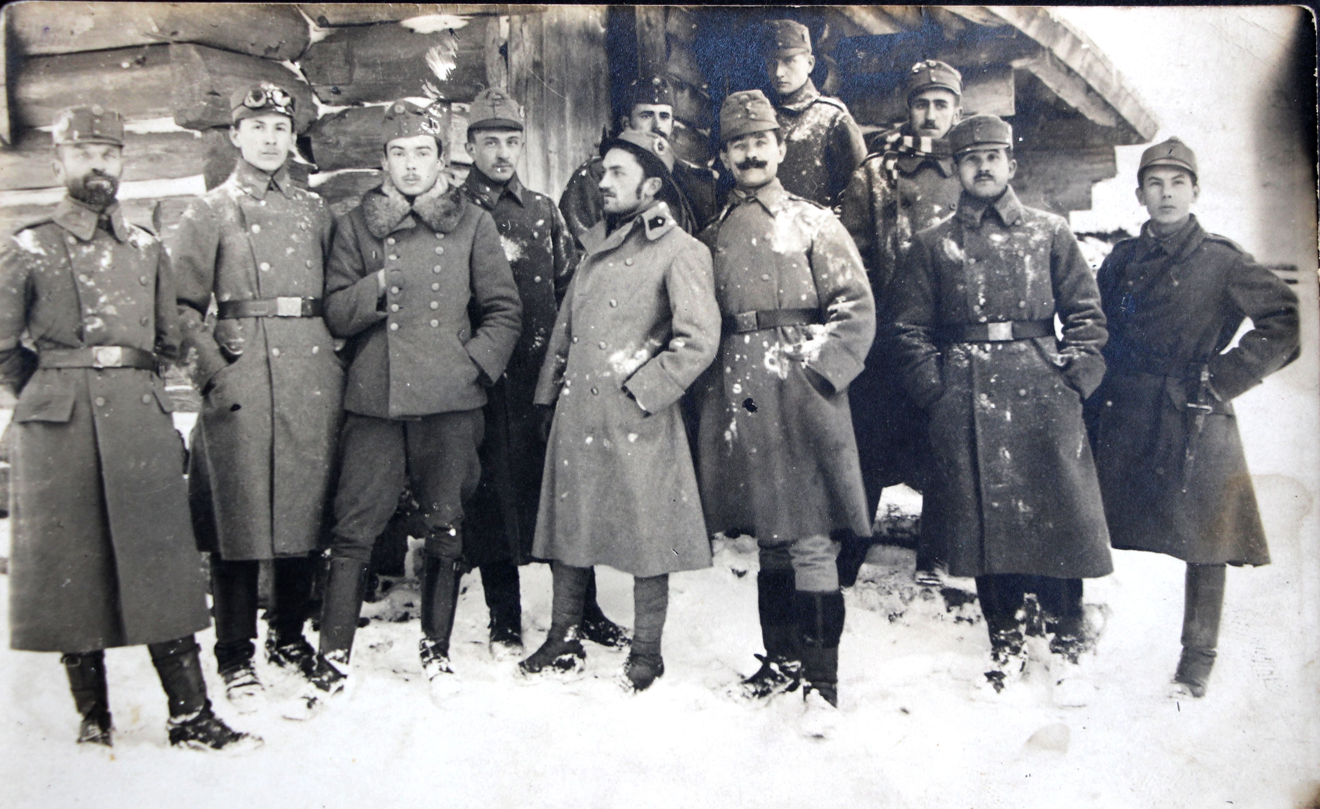 Іван Боберський, В. Клим, Іван Іванець, Роман Купчинський, Левко Лепкий, Осип Курилас, Теофіл Мойсіович, В. Оробець. 2-й ряд - Розумович, Лев Ґец, Гайворонський (фото з фонду Михайла Гайворонського, сайт Legionukrainiansichriflemen)