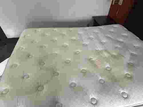 Запаху сирості більше не буде: як прибрати зайву вологу з матраца без хімії