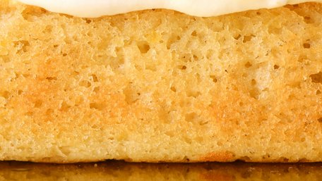 Причина не в рецепті: чому бісквіт виходить сирим всередині 