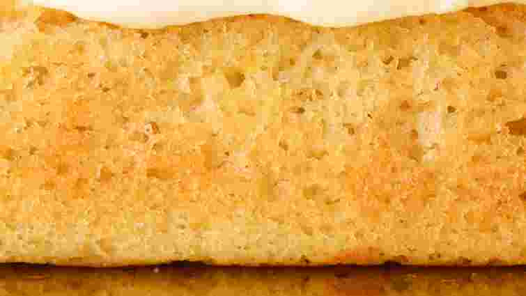 Причина не в рецепті: чому бісквіт виходить сирим всередині 