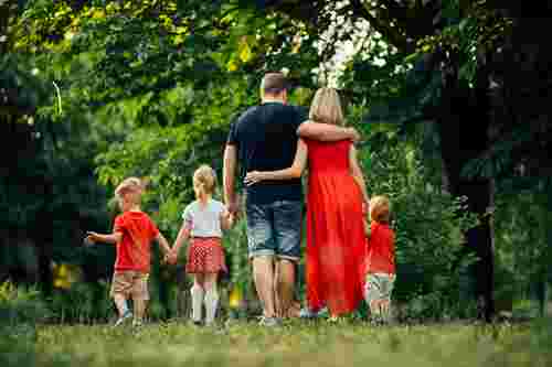 «Замість інтернатів: як патронат змінює життя дітей у кризі»