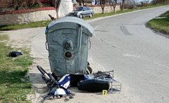 На Львівщині внаслідок зіткнення з сміттєвим баком загинув 67-річний скутерист