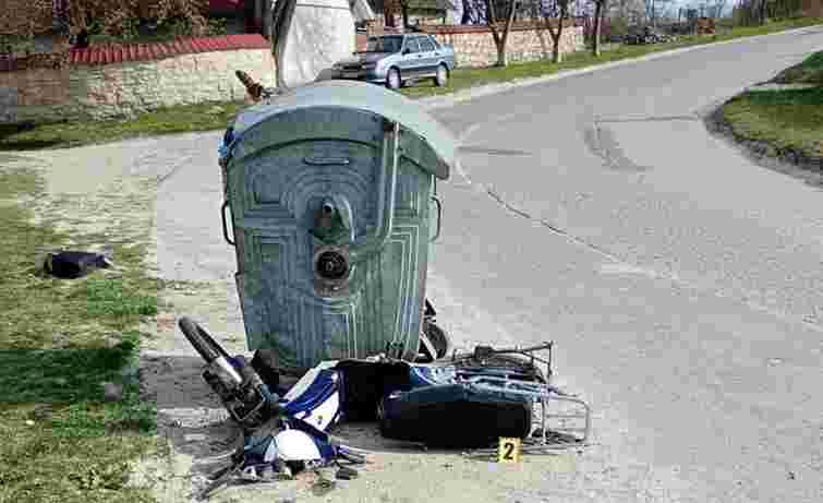 На Львівщині внаслідок зіткнення з сміттєвим баком загинув 67-річний скутерист