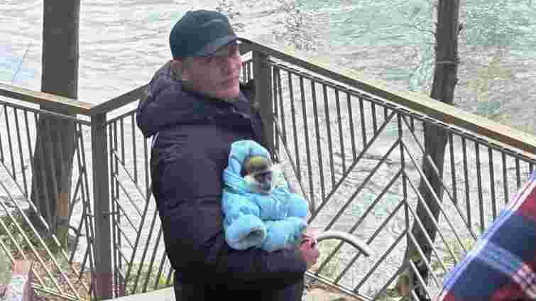 На популярному водоспаді в Карпатах експлуатують мавпу для фотосесій з туристами